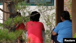 한국 입국 탈북민들의 교육기관인 하나원 센터의 임시 거처에서 머무르는 탈북민 여성들이 대화를 나누고 있다.