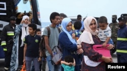 从苏丹首都喀土穆撤离美国公民抵达苏丹港。（2023年4月30日）