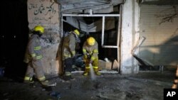 아프가니스탄 소방대원들이 29일, 자살폭탄 테러가 발생한 굴 파차 마지디 의원 자택 현장에 물을 뿌리고 있다. 