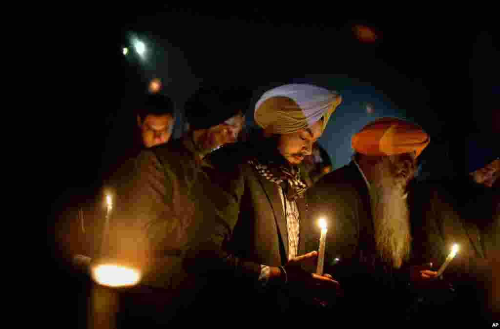 Varinder Singh, dari Queens, New York, ikut bergabung bersama kelompok Sikhs dari seluruh bagian Timur Laut Amerika dalam doa bersama lintas agama di luar SMU Newtown, 16 Desember 2012. (AP Photo/ David Goldman)