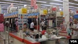法国欧尚集团在俄罗斯零售业拥有很大份额。莫斯科的一家欧尚超市。(美国之音白桦拍摄)