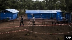 Des agents de santé dans une unité de quarantaine d'Ebola à Muma, après qu'un cas d'Ebola ait été confirmé dans le village, en RDC, le 13 juin 2017.