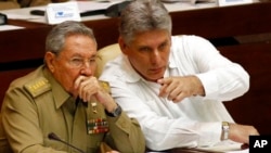 Mataimakin Shugaban Cuba Miguel Diaz-Canel Bermudez cikin farar riga shi zai gaji Raul Castro shugaban na yanzu dake cikin rigar soji
