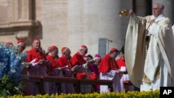 프란치스코 교황이 20일 부활절 미사를 집전하기 위해 성 베드로 성당이 있는 바티칸 광장에 들어서고 있다.