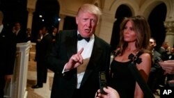 دونالد ترامپ و همسرش ملانیا پیش از شرکت در مراسم شب سال نو به سؤالات خبرنگاران پاسخ می دهند