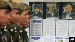 អៀង សារី អាយុ៨៦ ឆ្នាំ​ត្រូវ​ចាប់ខ្លួន​យកមក​កាត់ទោស​កាលពី​ខែវិច្ឆិកា​ឆ្នាំ​២០០៧​។