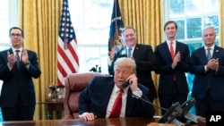 Presiden Donald Trump berbicara melalui panggilan telepon dengan pemimpin Sudan dan Israel, didampingi Menteri Keuangan Steven Mnuchin, kiri, Menteri Luar Negeri Mike Pompeo, penasihat senior Gedung Putih Jared Kushner, dan Penasihat Keamanan Nasional Robert O'Brien. (Foto: AP)
