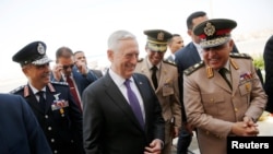 埃及国防部长西德基·苏卜希在开罗国际机场迎接美国国防部长马蒂斯。（2017年4月20日）