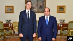 이집트 카이로를 방문한 재러드 쿠슈너 백악관 선임 고문(왼쪽)이 압델 파타 엘시시 이집트 대통령과 만났다고 이집트 관영 메나 통신이 23일 보도했다. 