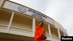 Seorang pendeta Budha berjalan di depan pengadilan ECC Kamboja di Phnom Penh (16/10). Pengadilan Kejahatan Perang Khmer Merah mulai mendengarkan awal pernyataan penutup dalam peradilan dua mantan pemimpin senior kelompok itu, Rabu (16/10).