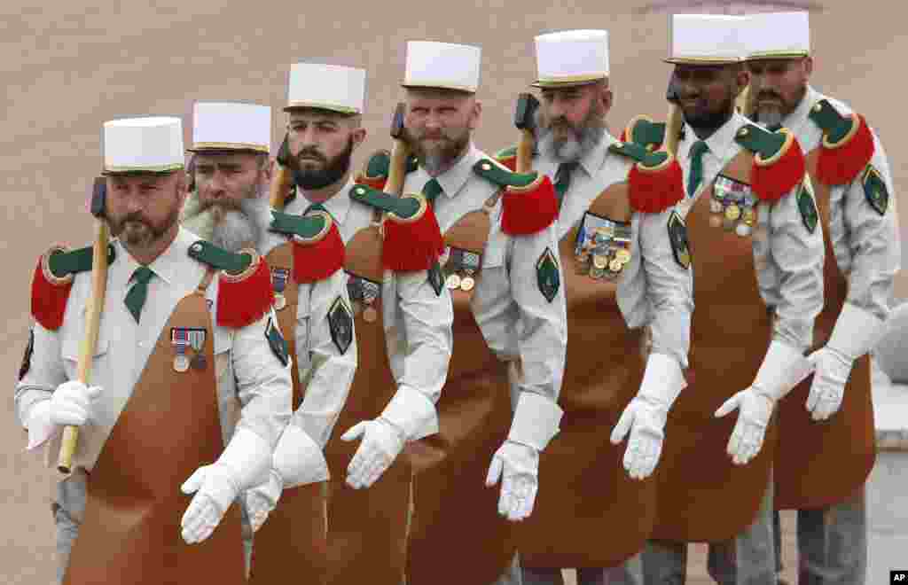 Para Legiun mengenakan pakaian tradisional sambil membawa kapak dalam upacara memperingati pertempuran Camerone tahun 1863, di Aubagne, selatan kota Marseille, Perancis.