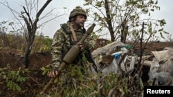 乌克兰军人在扎波罗热州罗博季涅村外检查前俄军阵地（2023年11月23日）