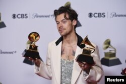 Harry Styles berjalan di karpet merah Grammy Awards dengan mengenakan terusan berwarna-warni sambil bertelanjang dada, di Los Angeles, California, 5 Februari 2023 (foto: dok).