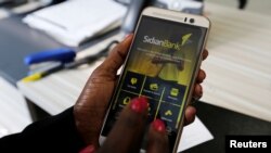 wata tana amfani da wayar salula wajen huldar banki