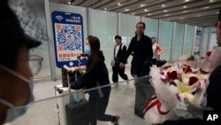 资料照片：旅客走出北京首都国际机场国际到达大厅。(2023年3月14日)