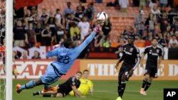 Bill Hamid de DC United arrête une frappe de Ethan Finlay de Columbus Crew, USA, le 2 mai 2015.