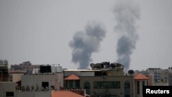 以色列空袭后加沙冒起的浓烟。（2018年5月29日）