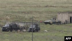 Suriya ordusu Türkiyə sərhədinə yaxın kəndi talan edib