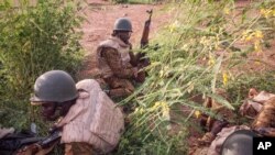 Des soldats burnkinabè déployés autour du camp du régiment de la sécurité présidentielle lors du putsch manqué à Ouagadougou, 29 septembre 2015.