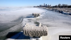 2019年1月31日冰封的伊利湖, 远处是俄亥俄克利夫兰市