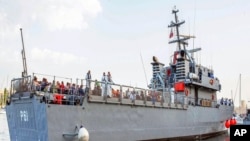 Para migran tiba di pelabuhan Valetta, Malta dengan kapal Angkatan Laut Malta (12/10).