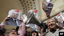 支持被推翻的埃及前总统穆巴拉克的人士2013年1月13日在开罗法院面前庆祝穆巴拉克的上诉获准