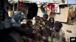 Seorang petugas vaksinasi polio tengah memberikan layanan di daerah kumuh di Rawalpindi, Pakistan, 7 Oktober 2013 (Foto: dok).