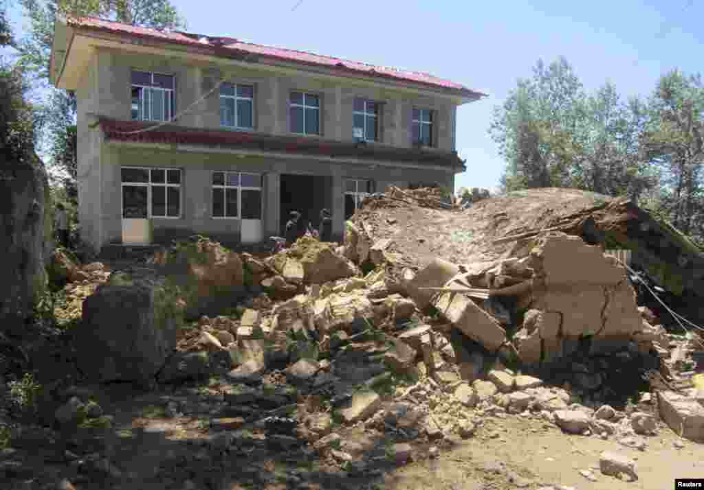 22일 중국 간쑤성 딩시 시에서 강력한 지진으로 무너진 주택.