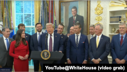 特朗普总统在白宫椭圆形办公室谈论将美国太空司令部总部从科罗拉多州迁往阿拉巴马州的决定。(2025年9月2日)