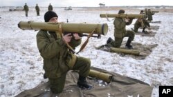 Ukrajinski vojnici izvode vežbu u centrtu za obuku u okolini Lavova, na zapadu Ukrajine, u februaru 2015.