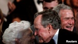 Rais wa zamani wa Marekani George. H.W. Bush (kati) akiwa na mkewe Barbara.