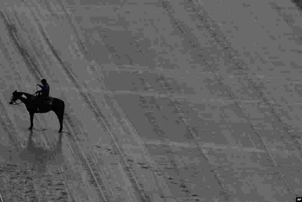 Seekor kuda berdiri di lumpur sebelum berlangsungnya lomba pacuan kuda Kentucky Oaks ke-143 di Churchill Downs, Louisville, Kentucky. &nbsp;&quot;The Kentucky Derby&quot; akan diselenggarakan pada hari Sabtu di Churchill Downs.