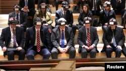 白宫国家安全顾问博尔顿（前排右二）在参观耶路撒冷老城西墙时戴着虚拟现实眼镜。（2019年1月6日）