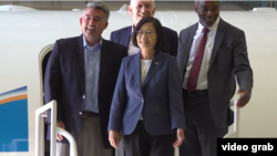 美国国会参议院外交委员会亚太小组主席、共和党联邦参议员加德纳7月20日陪同台湾总统蔡英文参观美国国家大气研究中心和地球观测实验室