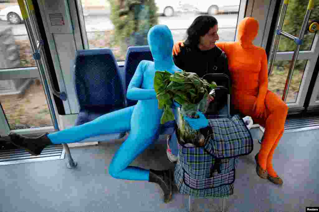 សមាជិក​នៃ​ក្រុម Prizma Ensemble ដោយ​ពាក់​អាវ​ស្រោប​ខ្លួន​ ចូលរួម​នៅ​ក្នុង​ពិធី​បុណ្យ​ Hanukkah ប្រពៃណី​របស់​ជនជាតិ​ជ្វីព​ ក្នុង​រដ្ឋធានី​ហ្សេរ៊ុយសាឡិម។&nbsp;