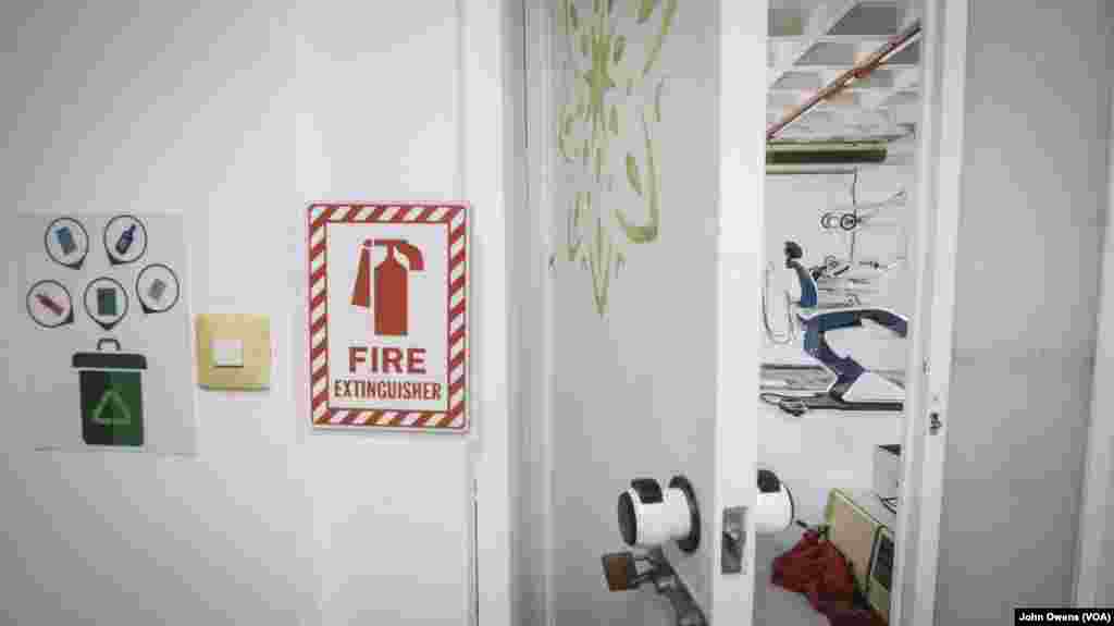 Tempat praktik dokter gigi akan dibuka di lantai empat pusat komunitas Khora di distrik Exarchia di Athena, Yunani (21/10).