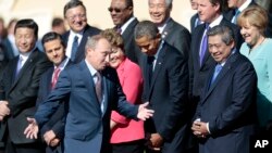 President Rusia Vladimir Putin, lewat di depan Presiden AS Obama, saat mengambil posisi untuk pengambilan foto bersama para kepala negara di Istana Konstantin, St. Petersburg, Rusia (6/9).