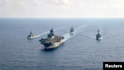 澳大利亚大型护卫舰HMAS Parramatta（左）和美国海军在南中国海海域举行演习。（2020年4月18日）
