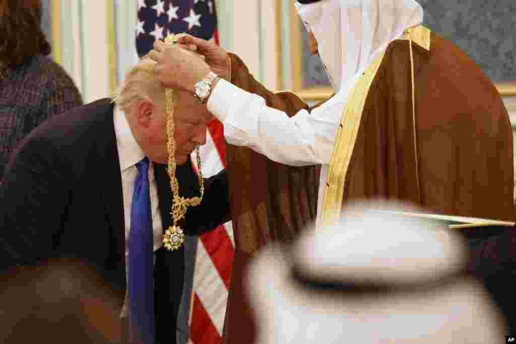 Sarkin Saudi Salman ya karama shugaban kasar Amurka Donald Trump da sarkar sarautaka sari Abdulaziz Al Saud Medal a filin gidan sarauta dake babban birnin Riyadh dake Saudi Arabiya, ranar Lahadi 21 ga watan Mayu shekarar 2017.
