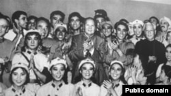 历史照片：毛泽东、刘少奇等中国领导人观看《红色娘子军》，并与演员合影。(1964年10月8日)