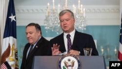 Le nouveau représentant spécial des États-Unis pour la Corée du Nord, Steve Biegun, après sa nomination aux côtés du secrétaire d'État Mike Pompeo, au département d'État à Washington, le 23 août 2018.