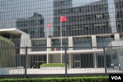 特区政府院落内旗帜在飘扬(美国之音记者申华拍摄)