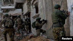  اسرائیل می گوید طی هفته گذشته، بیش از ۲۰۰ تن از شبه نظامیان گروه حماس در غزه  به دست نیروهای این کشور بازداشت شده اند. تصویر آرشیوی است.