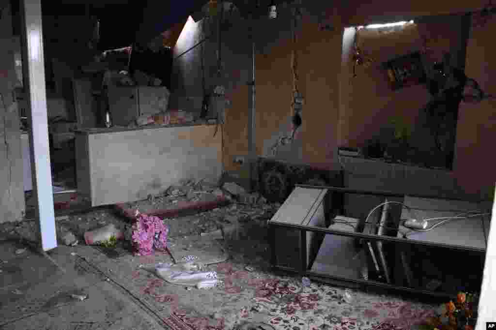 11일 지진 발생 직후 바르자칸 마을의 한 주택 내부.