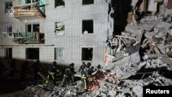 Спасатели работают на месте жилого дома, разрушенного в результате российского авиаудара в поселке Свесса Сумской области Украины, 4 января 2025 года (фото Reuters/Государственной службы Украины по чрезвычайным ситуациям в Сумской области)