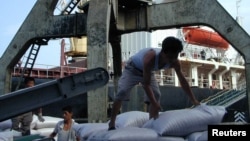 북한 남포항의 인부들이 국제사회가 지원한 대북 지원 물자를 하역하고 있다. (자료사진)