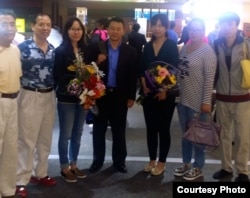 熊焱和支持者在拉斯维加斯机场（汪岷提供）