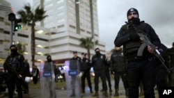 5일 터키 이즈미르 시의 폭탄 테러 현장을 경찰이 지키고 있다.