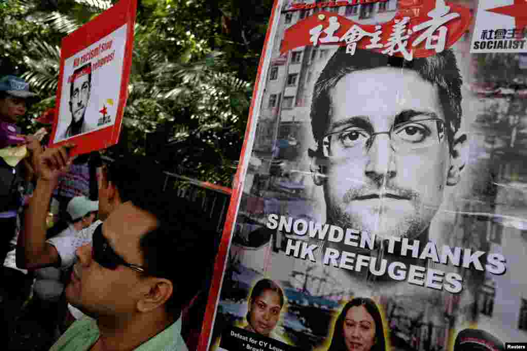 Para demonstran pendukung Edward Snowden melakukan unjuk rasa di depan Konsulat AS di Hong Kong, menuntut Presiden Barack Obama agar memberi pengampunan kepada Snowden.