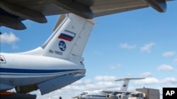 资料照片：俄罗斯军用飞机向意大利运送医疗物资（2020年3月22日）